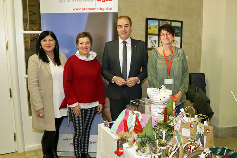 Landesrat Dr. Leonhard Schneemann (2.v.r.) mit Katrin Striok, Eva Blagusz und Dagmar Vukovits (v.l.) von "pro Mente Burgenland".