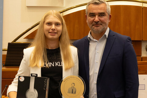 Landesrat Heinrich Dorner mit Preisträgerin Elina Fuchs (Tischtennisclub Oberpullendorf).