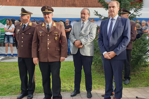 Beim Festakt 122 Jahre FF Jabing: Bezirks-FF-Kdt. OBR Wolfgang Kinelly, Landesfeuerwehr-Kdt.-Stv. LBDS Martin Reidl, Bezirkshauptmann Mag. Peter Bubik, LR Dr. Leonhard Schneemann
