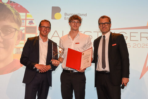 Reinhard Czerny, Finanzvorstand, CFO, Burgenland Energie, sowie Thomas Trukesitz, Obmann des Sportpools Burgenland, mit dem „Aufsteiger des Jahres“ Christian Giefing, Schwimmen