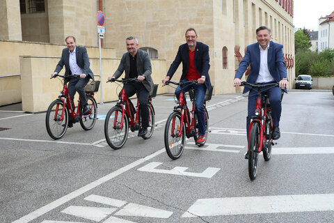 (v.l.n.r.) Wirtschaftslandesrat Dr. Leonhard Schneemann, Verkehrslandesrat Mag. Heinrich Dorner, Arbeiterkammer-Präsident Gerhard Michalitsch und Wirtschaftskammer-Direktor-Stellvertreter Dr. Harald Schermann unterstützen die Aktion „Burgenland radelt zur Arbeit“.