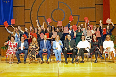 Landesrat Dr. Leonhard Schneemann (4.v.l.) überreichte gemeinsam mit Direktorin DGKP Gabriele Ehrenhöfer, MSC (5.v.l.) die Diplome. Die 19 Diplomantinnen und Diplomanten freuten sich gemeinsam mit den Lehrerinnen und Lehrern sowie Ehrengästen über die Verleihung ihres Diploms.