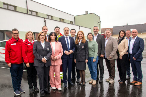 Landesrat Dr. Leonhard Schneemann, Landesrat Mag. Heinrich Dorner, WHRin Mag.a Sonja Windisch, Vizepräsidentin Rotes Kreuz Burgenland, Mag.a Tanja König, Geschäftsführerin Rotes Kreuz Burgenland, Prokuristin Waltraud Kölly-Schranz, MSc, Operative Leitung der Pflege- und Sozialberatung, Kobersdorfs Bürgermeister Andreas Tremmel, Vizebürgermeisterin Natascha Thurner und Weppersdorfs Bürgermeister Manfred Degendorfer bei der Eröffnung des Pflegestützpunktes Kobersdorf.