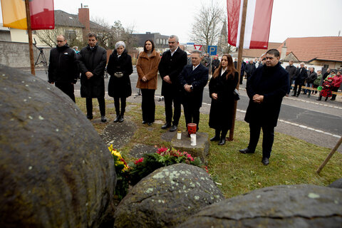 Kranzniederlegung und Gedenken an die ermordeten Roma und Sinti beim Mahnmal in Lackenbach.