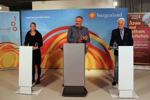 KBB-Geschäftsführerin Barbara Weißeisen-Halwax mit Intendant Frank Hoffmann und Landeshauptmann Hans Peter Doskozil