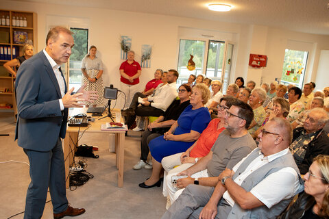 Soziallandesrat Dr. Leonhard Schneemann bei seinem Vortrag über die Pflege und die Pflegestützpunkte in Stinatz.