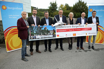 Kinder- und Jugendanwalt für das Burgenland Christian Reumann, Direktor Moritz Ehrmann (ASPR Schlaining), Standortleiter Norbert Darabos (Friedensburg und Präsident, ASPR Schlaining), Landeshauptmann Hans Peter Doskozil, Leiterin Ursula Gamauf-Eberhardt (Friedenspädagogik am ASPR Schlaining), Bildungsdirektor für das Burgenland Heinz Josef Zitz und Institutsleiter Klaus Novak (Private Pädagogische Hochschule Burgenland) (v.l.).