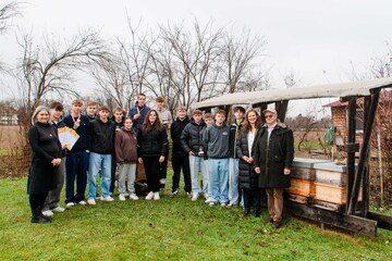 Bienenkundelehrerin Monika Track, LH-Stv.in Anja Haider-Wallner und Direktor Gerhard Müllner (v.l.n.r.) mit den preisgekrönten Schülerinnen und Schülern der LFS Güssing