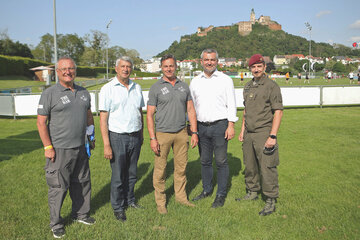 Sport-Landesrat Heinrich Dorner (2.v.r.) mit Oberst Gernot Rittenschober, Bürgermeister Vinzenz Knor, Organisator Anton Beretzki und Major Robert Kulterer (v.l.).