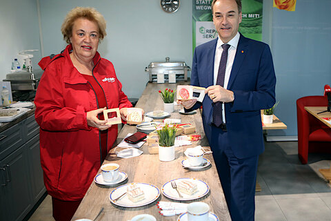 Soziallandesrat Leonhard Schneemann, Volkshilfepräsidentin Verena Dunst und Werner Aminger vom Burgenländischen Schulungszentrums (BUZ) stellten am 08. April 2022 das Projekt „RepaServ“ im Sonnenmarkt Oberwart vor
