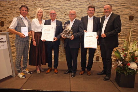 Im Zuge des Festaktes "50 Jahre BSV" ehrten BSV-Präsident Gerald Guttmann (l.), ÖSV-Präsidentin Roswitha Stadlober und Landeshauptmann Hans Peter Doskozil (r.) Alt-Landeshauptmann Hans Niessl (3.v.r.), BSV-Vizepräsident Alex Hegedüs (3.v.l.) und Karl Kornhofer (langjähriger Kassier, 2.v.r.) für ihre Leistungen um den Burgenländischen Skiverband.