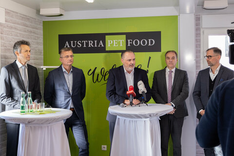 Bei der Pressekonferenz (vlnr) Dr. Claus Rhomberg, Geschäftsführer Aviation Academy Holding GmbH, Dr. Stefan Tasch, Geschäftsführer Lumitech Lighting Solution GmbH, Landeshauptmann Mag. Hans Peter Doskozil, Landesrat Dr. Leonhard Schneemann, Mag. Bernd Berghofer, Geschäftsführer Austria Pet Food GmbH.