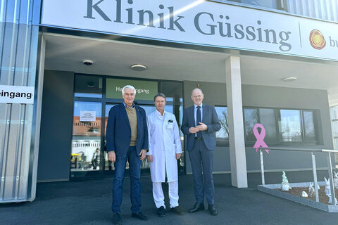 Die Geschäftsführer der Gesundheit Burgenland, Univ.-Prof. Dr. Stephan Kriwanek (l.) und Mag. Franz Öller, MBA MPH mit Primarius Dr. Erich Willhuber, Leiter der Bariatrischen Ambulanz, bei der Eröffnung im März 2025.