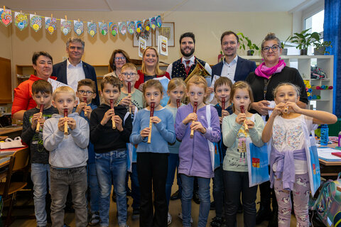 Im Rahmen der Musikoffensive „Auf die Bühne, fertig, los!“ übergab Landesrätin Mag. (FH) Daniela Winkler Blockflöten an Volksschülerinnen und Volksschüler in Andau. Im Bild (stehend hinten v.l.): Daniela Janezic (Vertretung Musikschule), Werner Zwickl (SQM), Margit Binggl (Direktorin VS Andau), Landesrätin Daniela Winkler, Martin Kurzmann (Blasmusikverband), Philipp Pelzer (BGM) und Elvira Konetschny (Klassenlehrerin) mit Kindern der Volksschule Andau