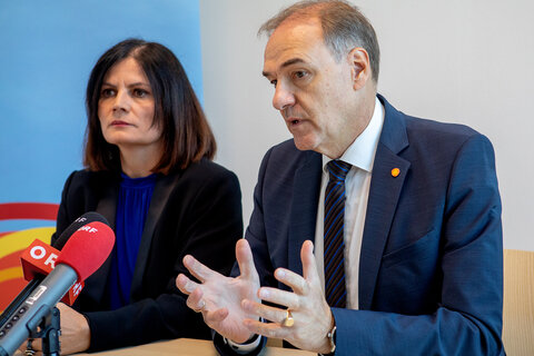 Landesrat Dr. Leonhard Schneemann mit Prokuristin und Operative Leiterin der Pflege- und Sozialberatung im Burgenland, Waltraud Kölly-Schranz, MSc.