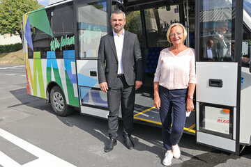 Verkehrslandesrat Heinrich Dorner und die Mattersburger Bürgermeisterin Ingrid Salamon beim Start des neuen Mattersburger Autobus (MABU).