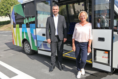 Verkehrslandesrat Heinrich Dorner und die Mattersburger Bürgermeisterin Ingrid Salamon beim Start des neuen Mattersburger Autobus (MABU).
