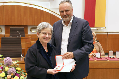 Landeshauptmann Hans Peter Doskozil verleiht Irmgard Jurkovich das Goldene Verdienstzeichen der Republik Österreich.