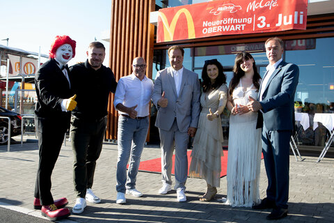 Maskottchen Ronald McDonald, CFO Ivica Serdarusic (Chief Financial Officer, McDonald‘s Österreich), Oberwarts Bürgermeister Georg Rosner, McDonald‘s Oberwart-Franchise-Unternehmer Thomas Klug mit Gattin Martina und Tochter Jacqueline und Wirtschaftslandesrat Dr. Leonhard Schneemann.