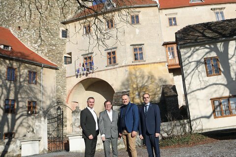 Bürgermeister Mag. Markus Szelinger, Mag. Norbert Darabos, Landeshauptmann Hans Peter Doskozil und Dr. Leonhard Schneemann (v.l.) vor der Burg Schlaining.