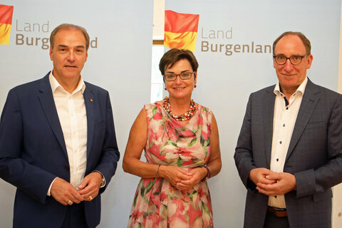 Burgenlands Soziallandesrat Leonhard Schneemann (l.) mit Bundesminister Johannes Rauch (r.) sowie Kärntens Landesrätin Beate Prettner (Mitte) auf Burg Schlaining.