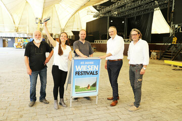 Landeshauptmann Hans Peter Doskozil und Bad Sauerbrunns Bürgermeister Gerhard Hutter (r.) mit Franz, Juliane und Franz-Peter Bogner vor der großen Bühne des Festivalgeländes Wiesen.
