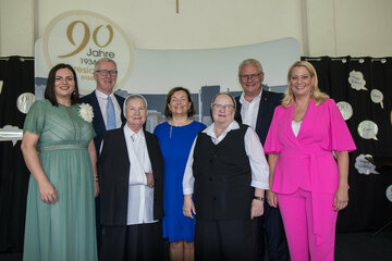 Landeshauptmann-Stellvertreterin Mag.a Astrid Eisenkopf, HOL OSR Johannes Pachinger MA, BEd, Direktor der Mittelschule Theresianum, Provinzoberin Schwester Consolata Supper, MMag.a Edith Straussberger, Direktorin der Höheren Schulen Theresianum, Generaloberin Schwester Johanna Vogl, Eisenstadts Bürgermeister LAbg. Mag. Thomas Steiner und Landesrätin Mag.a (FH) Daniela Winkler.