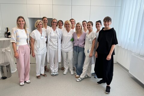 Das Team der Gynäkologie und Geburtshilfe rund um Primaria Pavelka (3.v.l.) ist stolz auf den erreichten Meilenstein.