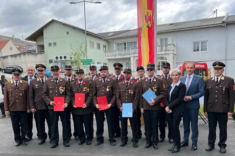 Landesrat Leonhard Schneemann mit ausgezeichneten Feuerwehrmännern bei der Eröffnung des neuen Feuerwehrhauses in Bernstein.