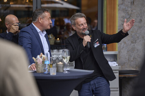 Kurt Kaiser, CMO von Burgenland Tourismus, und Markus Eibinger, Board Member der Motor Presse Stuttgart und Leiter des Geschäftsbereichs Vermarktung, präsentiertenbeim B2B-Event die Kooperation rund um den Burgenland Travel Guide.