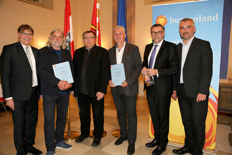 Gunter Desch-Drexler, Preisträger Heinz Janisch (Kategorie Kinder- und Jugendbuch), die Preisträger Gerhard Baumgartner und Hebert Brettl (Kategorie Sachbuch) mit Harald Schermann, Direktor-Stv. der WK Burgenland und Landesrat Heinrich Dorner. Die Preisträgerin der Kategorie Belletristik, Elke Kallinger, konnte an der Preisverleihung nicht teilnehmen.