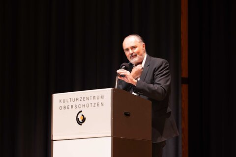 Landeshauptmann Mag. Hans Peter Doskozil gratulierte den 52 neuen Pflegefachassistentinnen und -assistenten anlässlich der Diplomverleihung im KUZ Oberschützen.