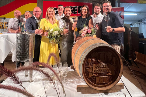 Landtagspräsidentin Astrid Eisenkopf, Landesrätin Daniela Winkler mit Bürgermeister LAbg. Kilian Brandstätter, Weinbauverbandspräsident Andreas Liegenfeld und weiteren Gästen bei der Eröffnung