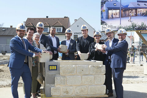 In Gols fand in Beisein von Landesrat Mag. Heinrich Dorner (2.v.l., hinten) die feierliche Grundsteinlegung für das Projekt "Neue Mitte Gols" statt.