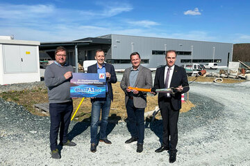 Landesrat Leonhard Schneemann unternahm gemeinsam mit Bürgermeister Wolfgang Kollar, dem Breitbandbeauftragten Markus Halb und dem Geschäftsführer der H&P Trading Erwin Hochwarter einen Lokalaugenschein und überzeugten sich von den Arbeiten vor Ort in Kemeten