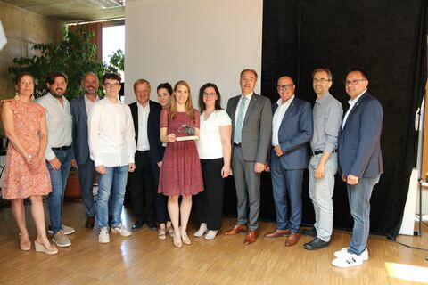 Landesrat Leonhard Schneemann mit den Schülerinnen und Schülern der Ecole Güssing, deren innovativer Videobeitrag prämiert wurde.