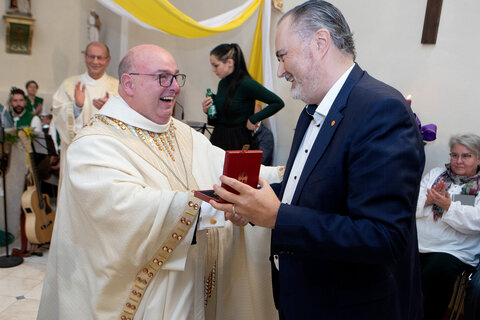 Landeshauptmann Hans Peter Doskozil mit Pfarrer Franz Brei bei der Verleihung des Goldenen Ehrenzeichens des Landes Burgenlandes in der Pfarrkirche Jennersdorf.