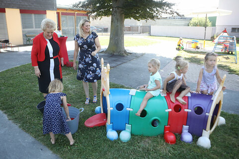 Landtagspräsidentin Verena Dunst (l. hinten) und Landesrätin Mag.a (FH) Daniela Winkler (2. v. l. hinten) plauderten mit den Kindern in Bocksdorf.