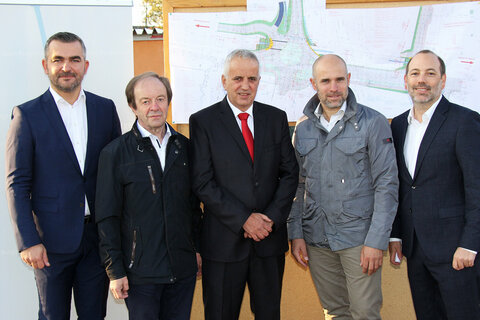 Der Kreisverkehr in Weppersdorf konnte am 25. Oktober 2019 von Infrastrukturlandesrat Heinrich Dorner, Baudirektor Wolfgang Heckenast, Bürgermeister Erich Zweiler, Vizebürgermeister Ing. Karl Degendorfer und weiteren Vertretern der Marktgemeinde im Rahmen einer Eröffnungsfeier seiner Bestimmung übergeben werden
