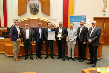 Heinrich Dorner übergibt den VCÖ Mobilitätspreis an die Verkehrsbetriebe Burgenland