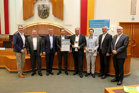 Heinrich Dorner übergibt den VCÖ Mobilitätspreis an die Verkehrsbetriebe Burgenland