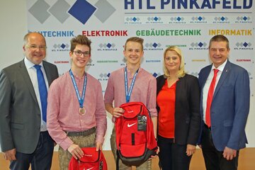 Landesrätin Daniela Winkler (2.v.r.) mit Direktor Wilfried Lercher (r.), Abteilungsvorstand Karlheinz Oswald (l.) sowie den Schülern Alexander Kappler und Leo Moser (v.l.).