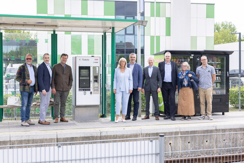 Helmut Hauser, ÖBB Personenverkehr, Christof Hermann, ÖBB Personenverkehr, Martin Schmutz, ÖBB Leiter Vertrieb, Bürgermeisterin LAbg. Elisabeth Böhm, Verkehrslandesrat Heinrich Dorner, Georg Funovits, Geschäftsführer Neusiedler Seebahn GmbH (NSB), Robert Liskounig, Geschäftsführer Neusiedler Seebahn (NSB), Evelyn Häusler, Neusiedler Seebahn (NSB) und Johannes Gasser, Nah&Frisch Tadten