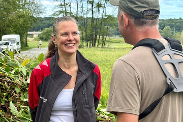 Landeshauptmann-Stellvertreterin Anja Haider-Wallner beim Neophyten-Aktionstag in Oberwart.