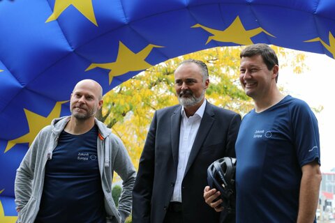 Der Generalsekretär der Österreichischen Gesellschaft für Europapolitik, Mag. Paul Schmidt, gemeinsam mit Landeshauptmann Mag. Hans Peter Doskozil und dem Leiter der Vertretung der Europäischen Kommission in Österreich, Prof. Dr. Martin Selmayr, (v. l. n. r.) im Rahmen der „EU-Zukunftstour Burgenland“;