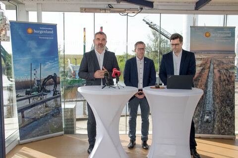 Infrastrukturlandesrat Heinrich Dorner und Seemanagement-Geschäftsführer Erich Gebhardt zogen in Oggau eine erfolgreiche Bilanz der ersten Saison der Seemanagement Burgenland. V.l. LR Heinrich Dorner, Bgm. Thomas Schmid, Seemanagement-Geschäftsführer Erich Gebhardt