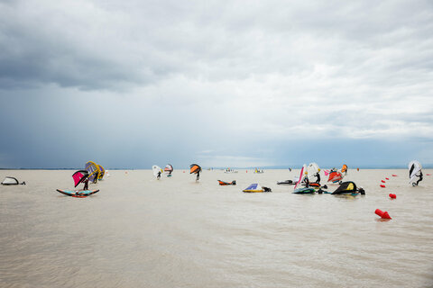 Das See Opening 2025 im Burgenland hat einmal mehr seine Bedeutung als Saisonauftakt unter Beweis gestellt. Trotz durchwachsenen Wetters am ersten Wochenende und eines verregneten Sonntags zum Abschluss genossen heuer wieder mehr als 45.000Besucher:innen das vielfältige Programm und die einzigartigen Kulissen des Neusiedler Sees und Neufelder Sees.