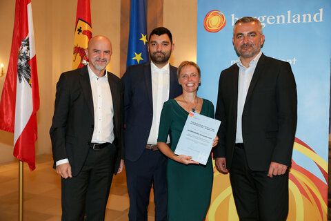 An das BG/BRG/BORG Oberpullendorf „Franz Liszt“ wurde für das Projekt „Das Roma Mädchen von Oberpullendorf – ein Blick zurück und nach vor“ ein Anerkennungspreis vergeben: die Pädagogen Karin Gregorich und Benjamin Skolik vom BG/BRG/BORG Oberpullendorf mit LR Heinrich Dorner und Bildungsdirektor Heinz Josef Zitz