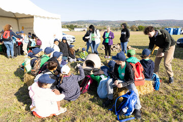 Bei der Veranstaltung können sich die Gäste im Töpfern neolithischer Keramik üben.