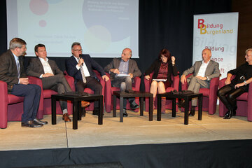 Diskutierten über die Bedeutung der Erwachsenenbildung für die kommunale und regionale Entwicklung: Landeshauptmann Hans Niessl, BUKEP-Vorsitzende Dr.in Christine Teuschler, Bgm.in Ingrid  Salamon, Vorsitzende des Österr. Städtebundes - Landesgruppe Burgenland, Bgm. Erich Trummer, Präsident Gemeindevertreterverband Burgenland, Bgm. Leo Radakovits, Präsident Gemeindebund Burgenland und Prof. Dr. Ulrich Klemm mit Moderator Walter Reiss 